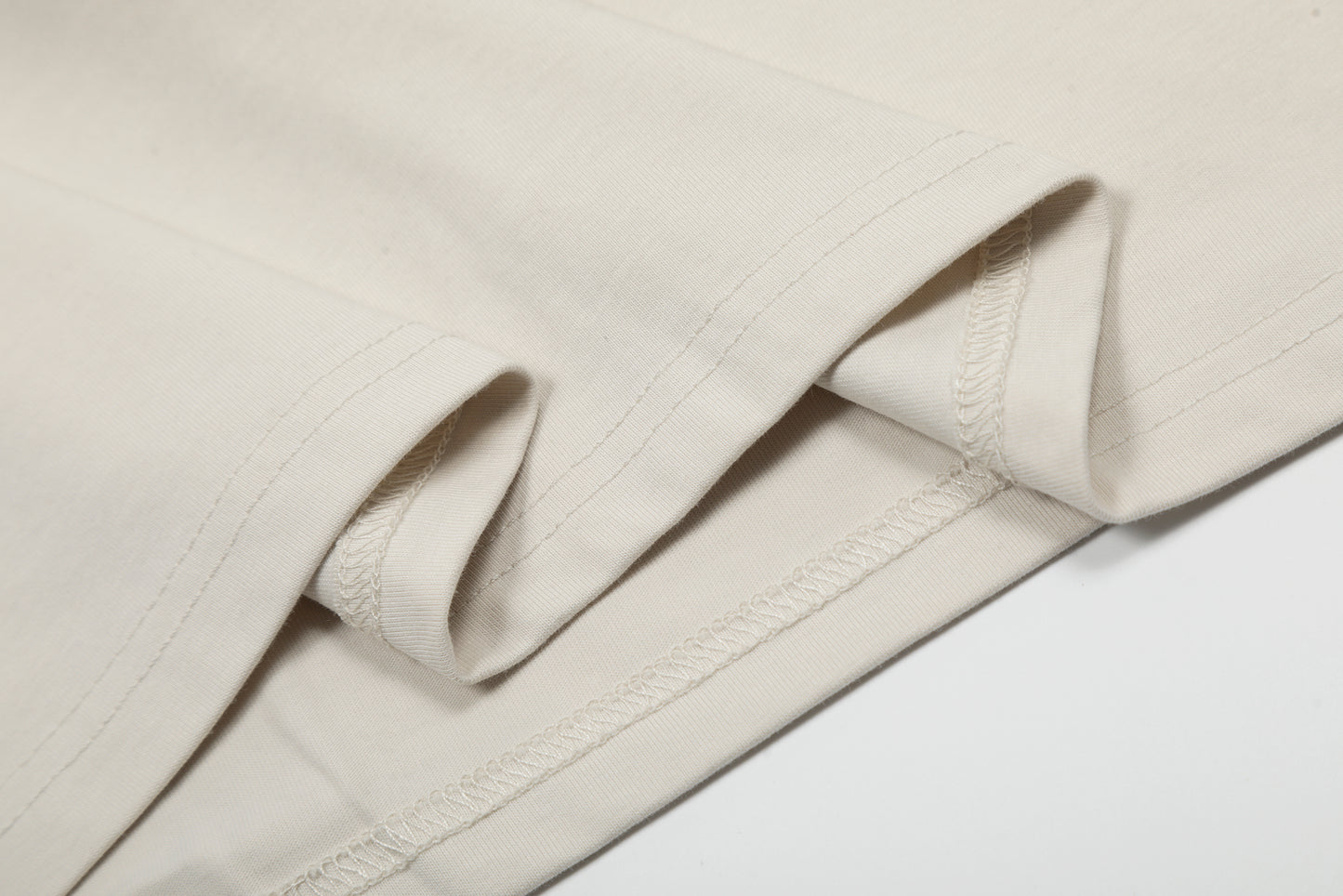 ショート丈 ビッグシルエット ロゴプリントTシャツ