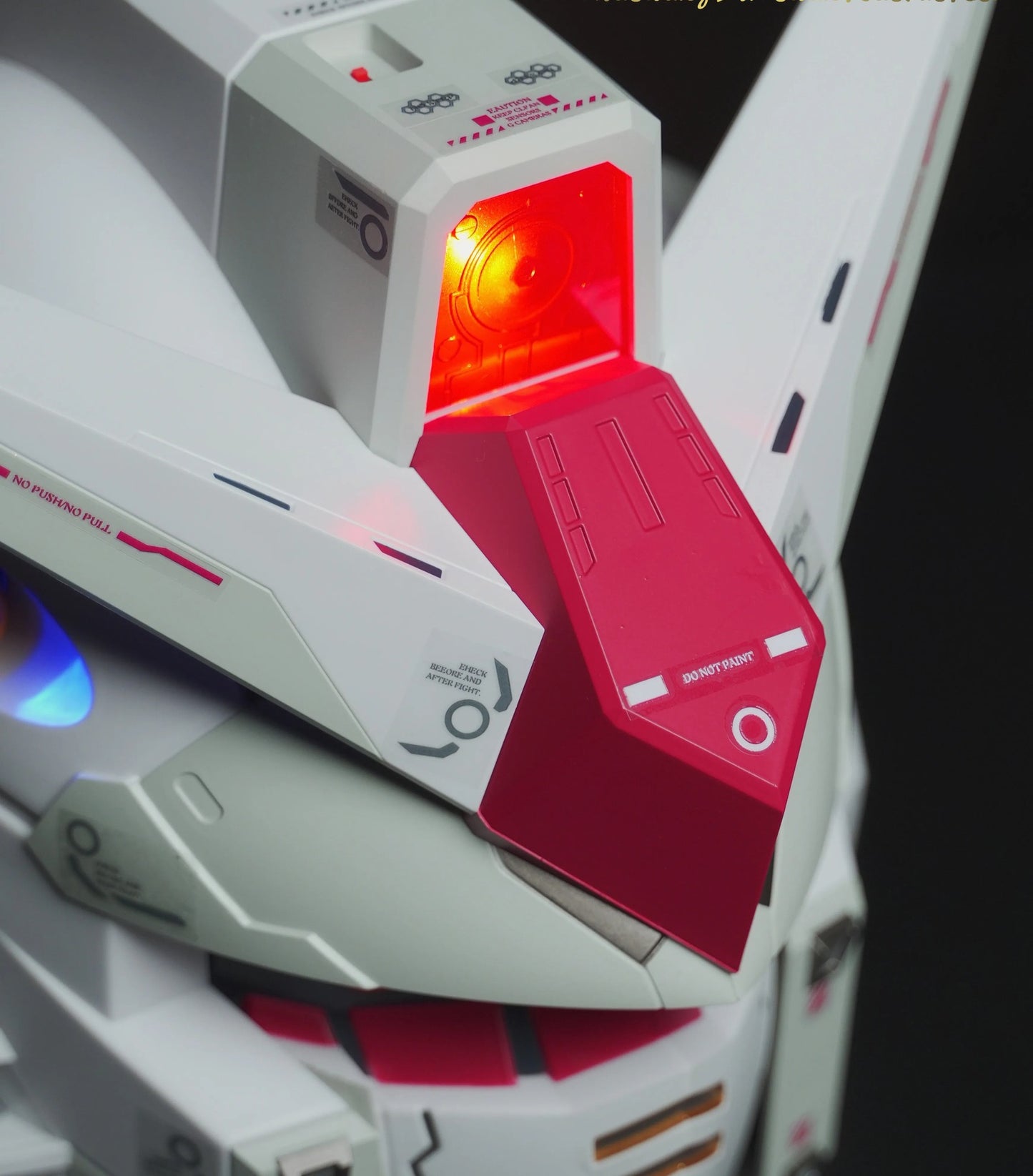 RX-78 style mecha helmet antenna light detail